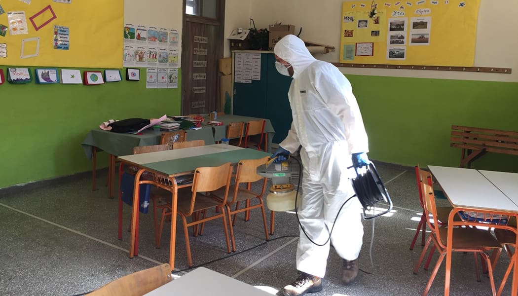 Αντισηπτικά και μάσκες στις σχολικές μονάδες