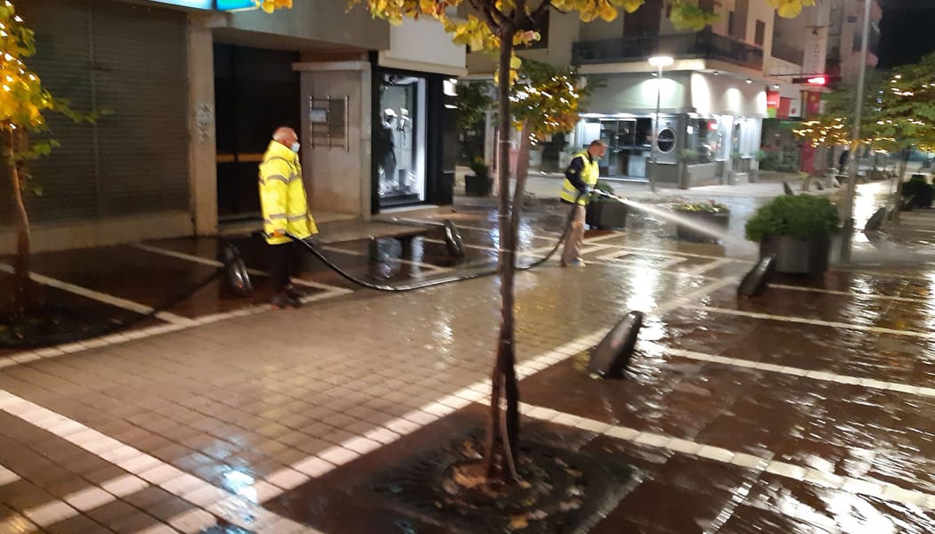 Πλύσιμο κι απολύμανση σε δρόμους και πεζοδρόμους
