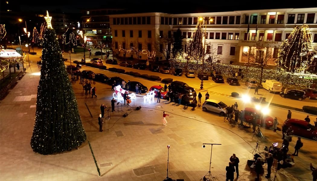 Ιδιαίτερη και με συμβολισμούς η φωταγώγηση της κεντρικής πλατείας