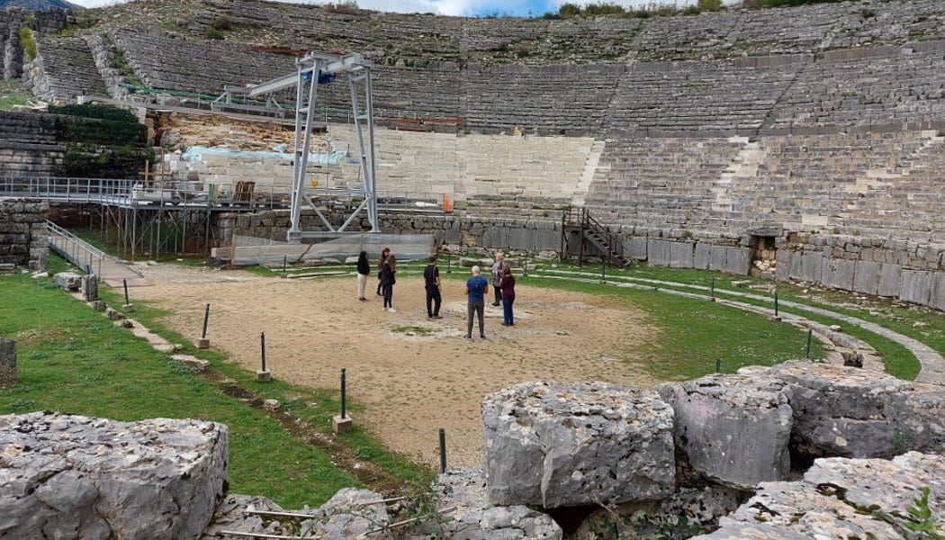 Έλληνες και ξένοι δημοσιογράφοι ξεναγήθηκαν στην Πολιτιστική Διαδρομή των Αρχαίων Θεάτρων