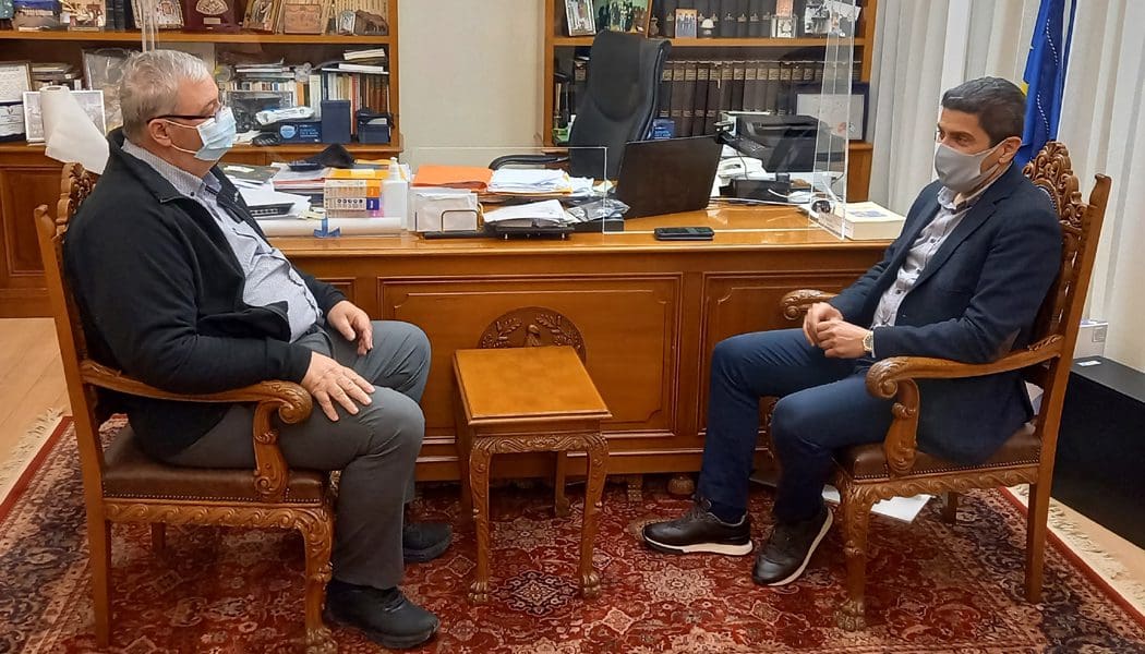 Συνάντηση Καχριμάνη-Αυγενάκη και συζήτηση για τη μεταφορά του κλειστό της ξιφασκίας