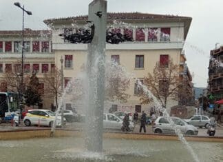 Εν όψει Χριστουγέννων… ξαναλειτούργησε το συντριβάνι και επισκευάζονται σπασμένα πλακάκια στην κεντρική πλατεία