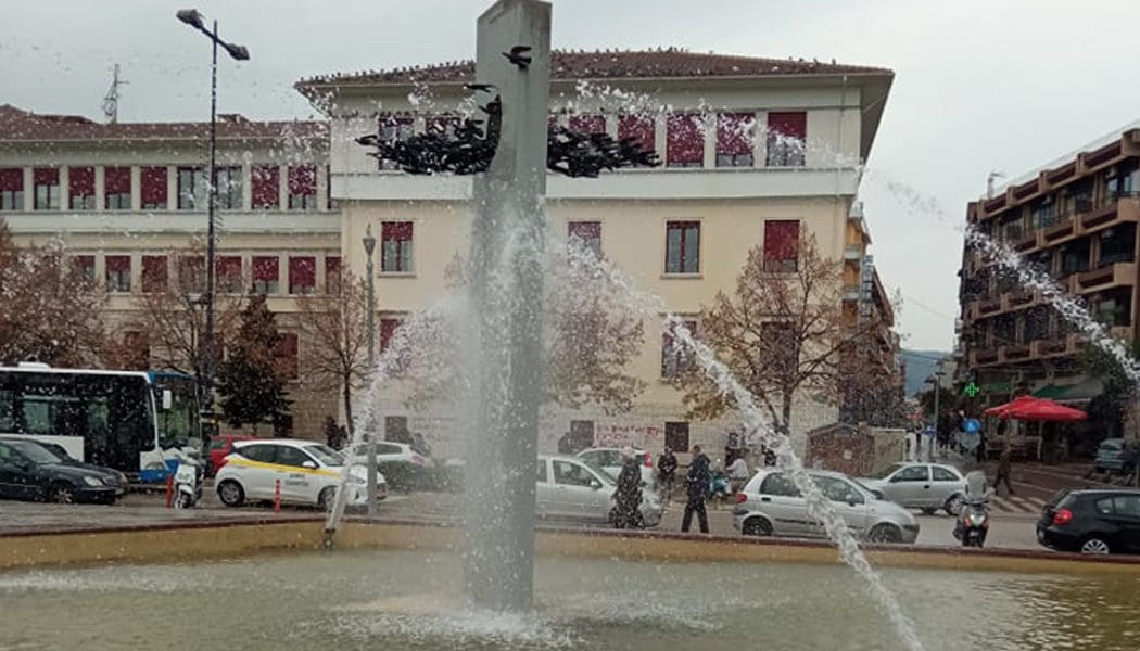 Εν όψει Χριστουγέννων… ξαναλειτούργησε το συντριβάνι και επισκευάζονται σπασμένα πλακάκια στην κεντρική πλατεία