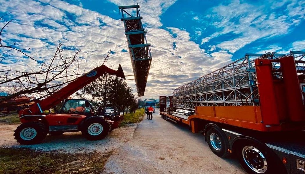 Άρχισαν να φτάνουν από το Ελληνικό οι πρώτες νταλίκες με υλικό του κλειστού ξιφασκίας