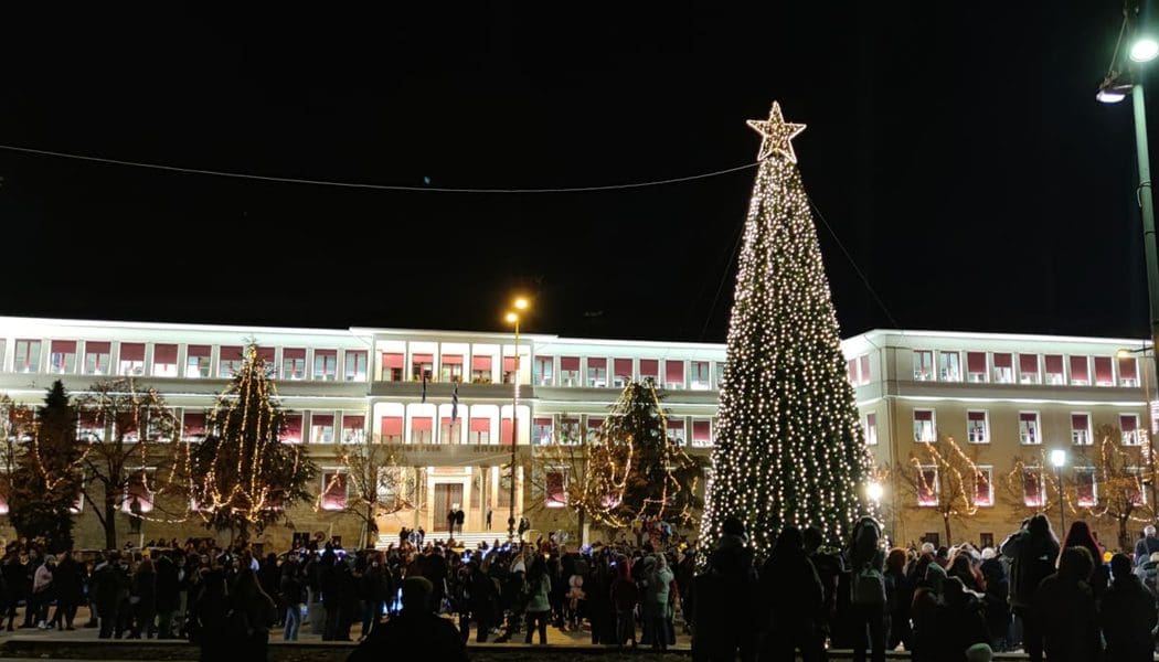 Φωταγωγήθηκε η κεντρική πλατεία και το Χριστουγεννιάτικο δέντρο