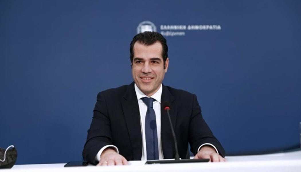 Πλεύρης: «Θα δούμε αν θα φτάσουμε σε δραστική μείωση θεατών στα γήπεδα»
