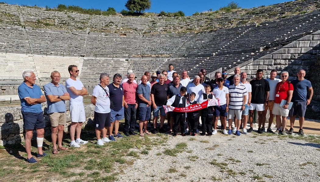 Ξεναγήθηκαν στην Αρχαία Δωδώνη οι παλαίμαχοι του Άγιαξ και φύτευσαν συμβολικά μία βελανιδιά