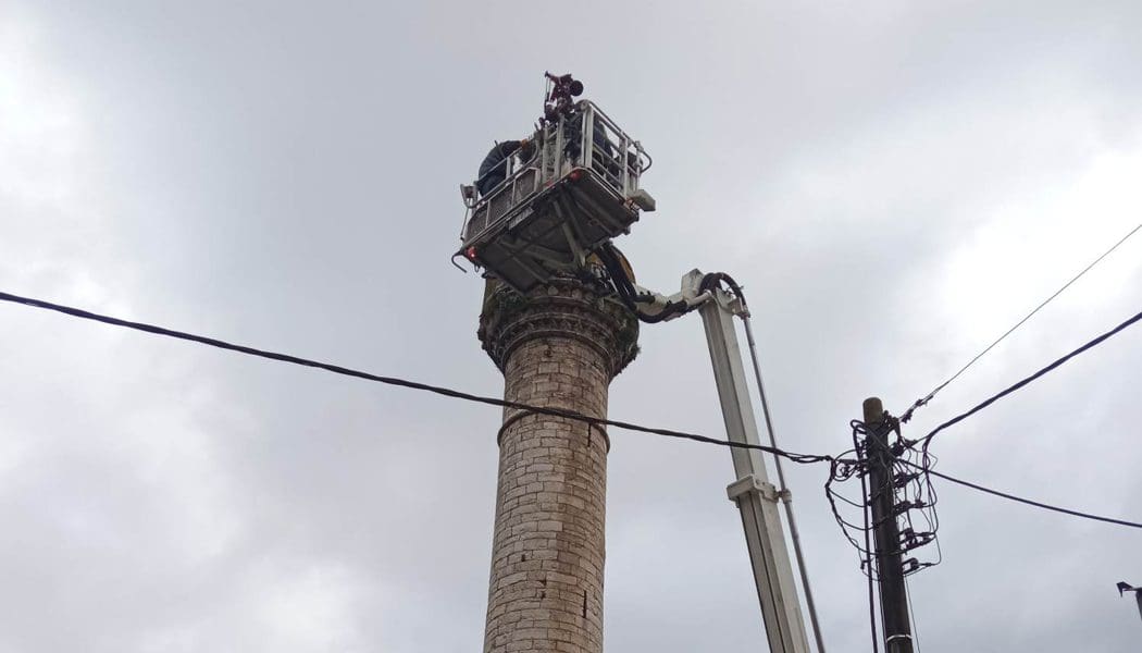 Καθαρισμός στη φωλιά των πελαργών στο Τζαμί Καλούτσιανης