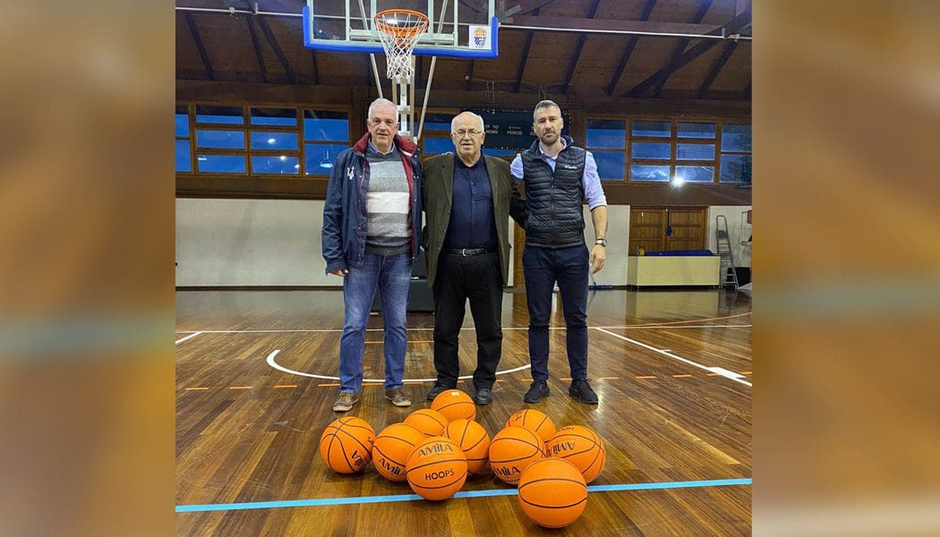 Δωρεά αθλητικού υλικού από τον Γ. Σεϊταρίδη στο κλειστό του Μετσόβου