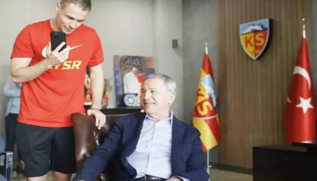 Ο ποδοσφαιρικός διάλογος Ακάρ-Παναγιωτόπουλου με μεσολαβητή τον… Κολοβέτσιο (video)
