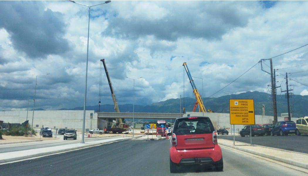 Ξεκίνησε η τοποθέτηση της γέφυρας στη συμβολή της περιφερειακής οδού με τη Λ. Νιάρχου