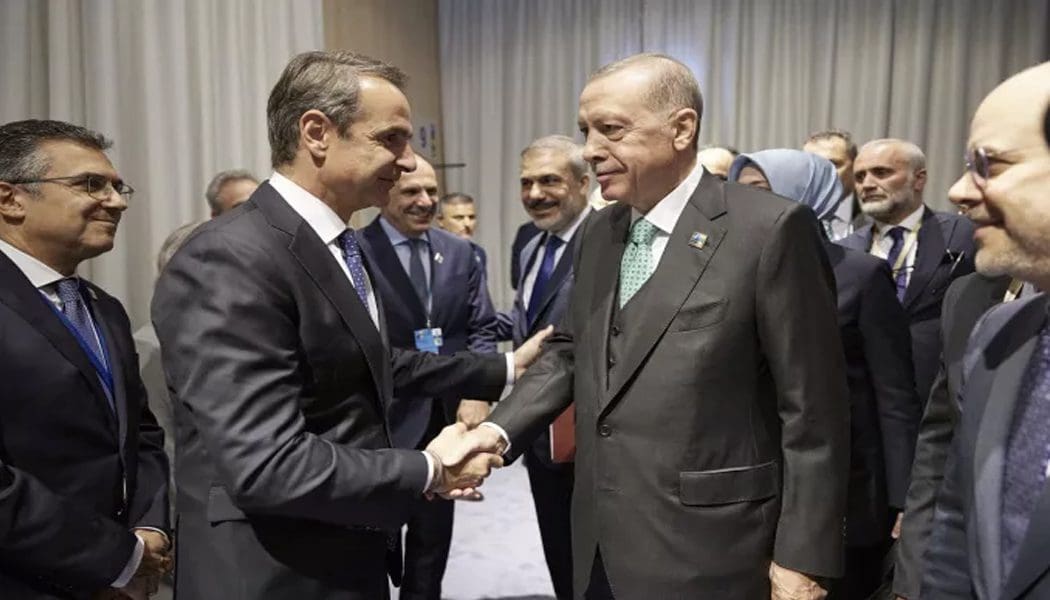 Μία ώρα διήρκεσε το ραντεβού Μητσοτάκη – Ερντογάν – Χαμογελαστοί εμφανίστηκαν οι δύο ηγέτες (video)