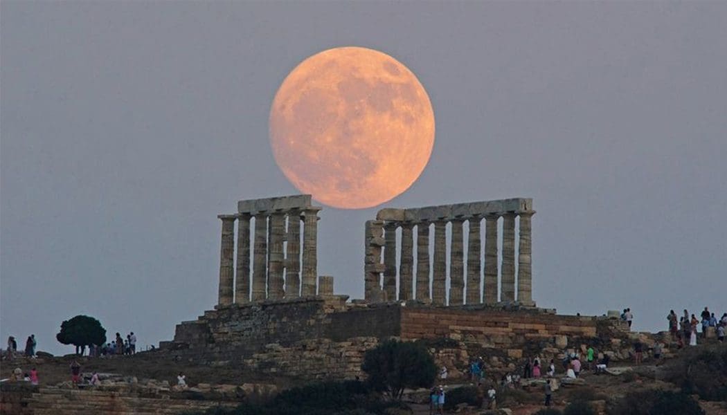 Blue Moon: Σήμερα η σπάνια «μπλε υπερπανσέληνος» (video)
