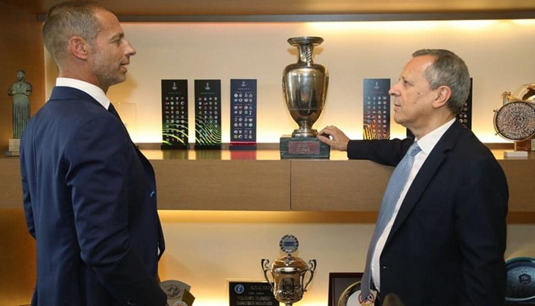 Πείστηκε ο Τσέφεριν και προσωρινά παρενέβη για ξένους διαιτητές στα ντέρμπι