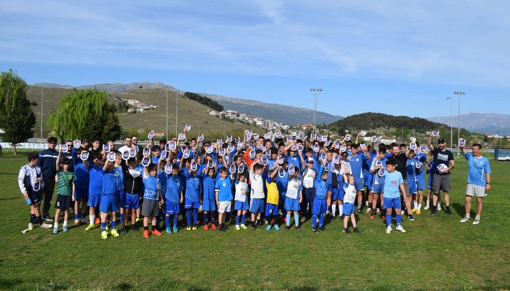 Μοίρασε λαβαράκια και ενδυνάμωσε την ιδέα του ΠΑΣ Γιάννινα στους μικρούς αθλητές ο Σ.Φ.