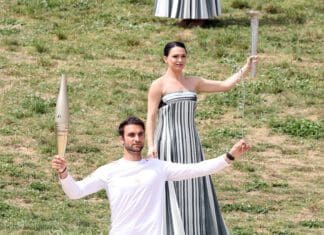 Με πρώτο λαμπαδηδρόμο τον Στέφανο Ντούσκο ξεκίνησε το ταξίδι της για Παρίσι η Ολυμπιακή φλόγα (video)