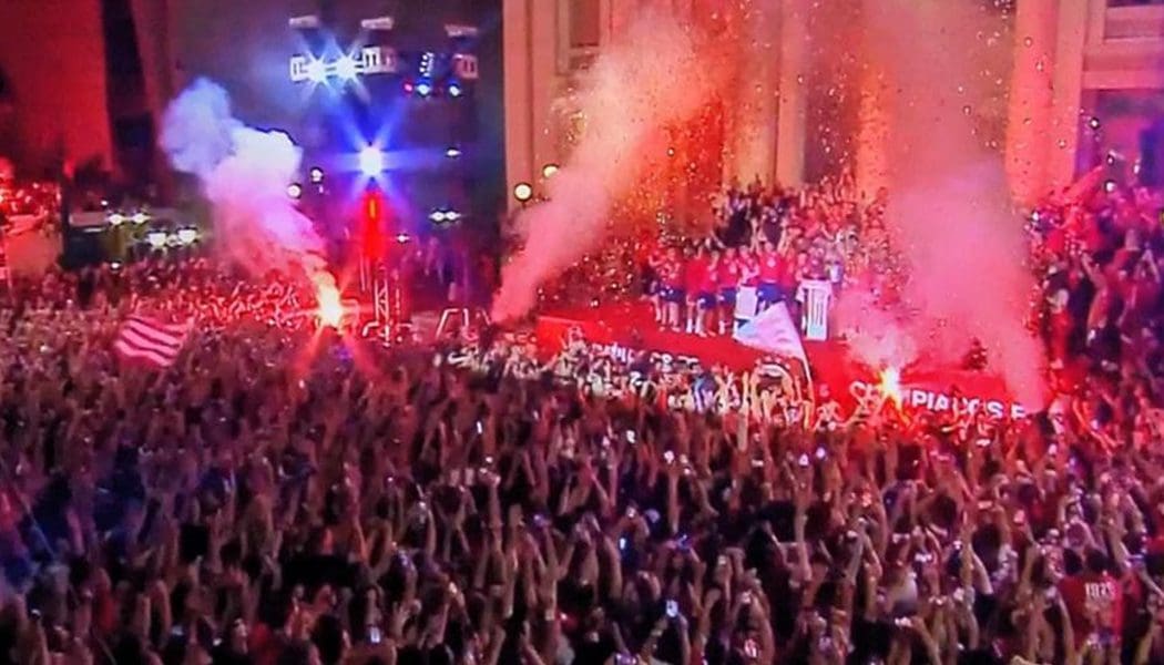 Μετά τις 4 τα ξημερώματα έφτασε στον Πειραιά η κούπα του Ολυμπιακού! (video)