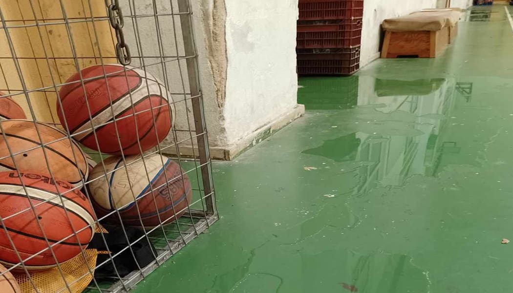 Με την πρώτη βροχούλα έβαλε νερά το γυμναστήριο του 1ου Γυμνασίου!