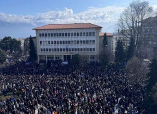 Πρωτόγνωρες εικόνες από τη μαζική συμμετοχή των Γιαννιωτών στο συλλαλητήριο για τα Τέμπη