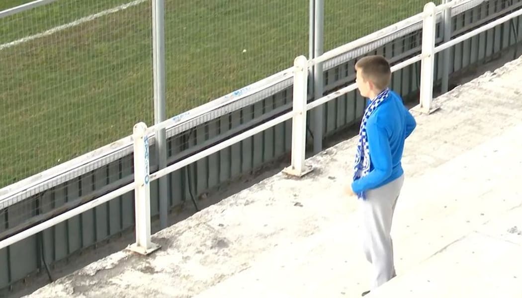 Ο πιτσιρικάς που έκανε πράξη το «δεν σ’ αφήσαμε μόνο ποτέ» (video)