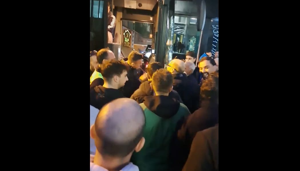 Συζήτηση με τον Κούστα είχαν στην πόρτα του λεωφορείου φίλαθλοι του ΠΑΣ