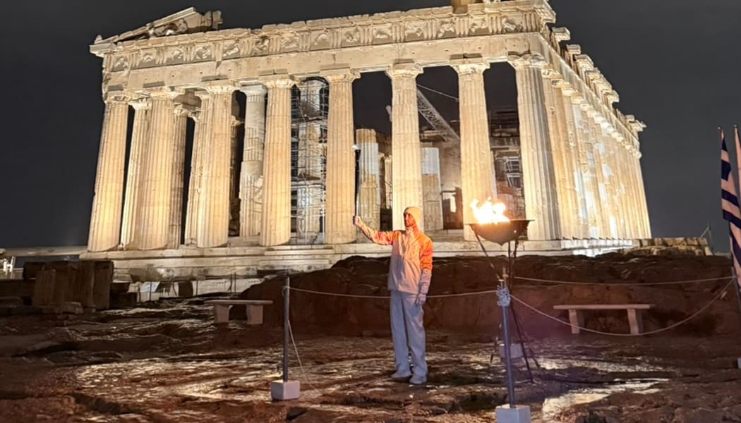Ο Ντούσκος άναψε τη φλόγα των χειμερινών Ολυμπιακών στην Ακρόπολη! (video)