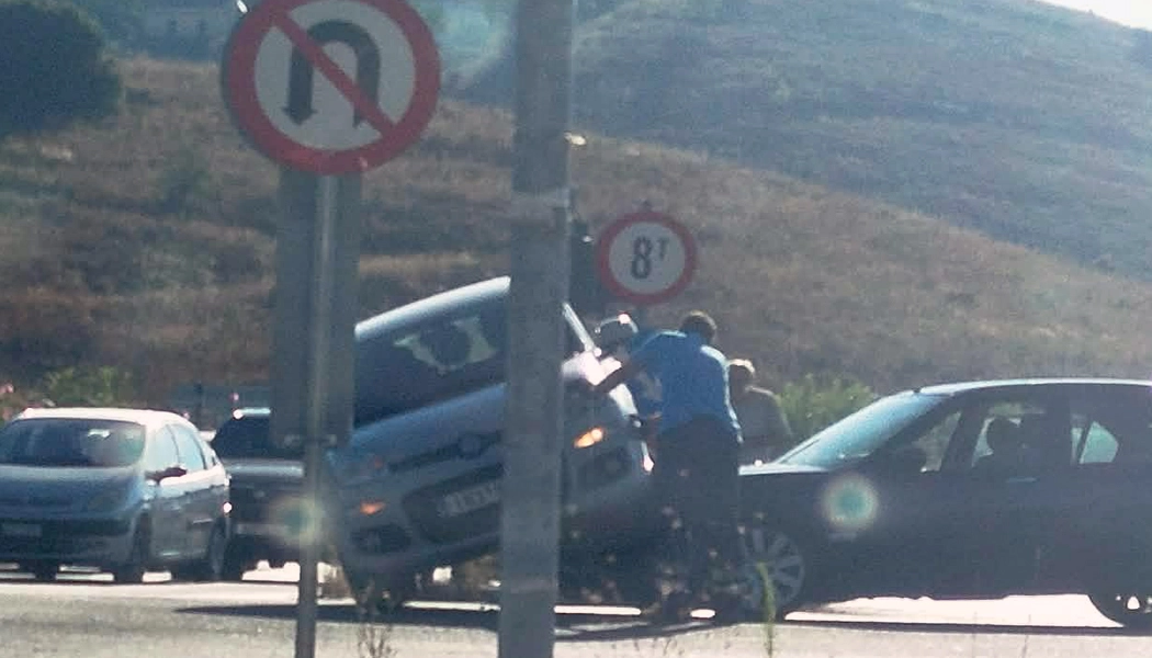 Τροχαίο ατύχημα στην Περιφερειακή οδό – ΙΧ κατέληξε στο καπό ενός άλλου! (pics)