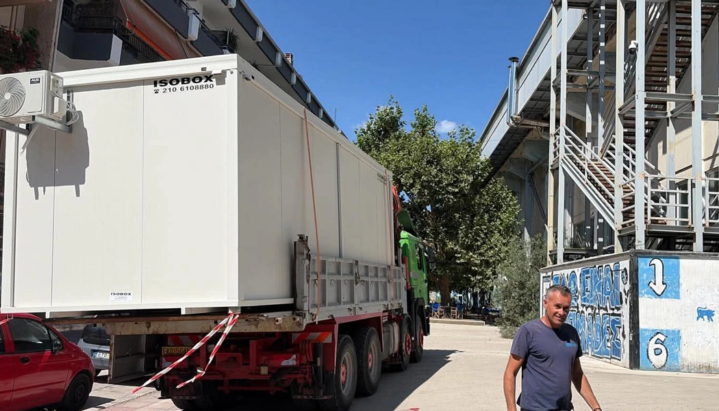 Οικίσκος διπλής χρήσεως έξω από τη θύρα 5 των “Ζωσιμάδων”!
